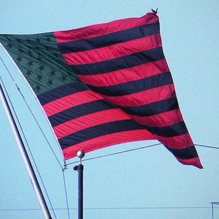 Η ιστορία πίσω από την αφροαμερικανή σημαία που ανέδειξε ο Κασσελάκης