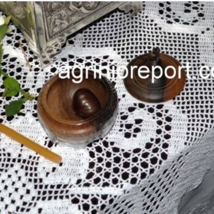 Πιστοί στο Αγρίνιο προσκύνησαν ένα βρασμένο... κάστανο