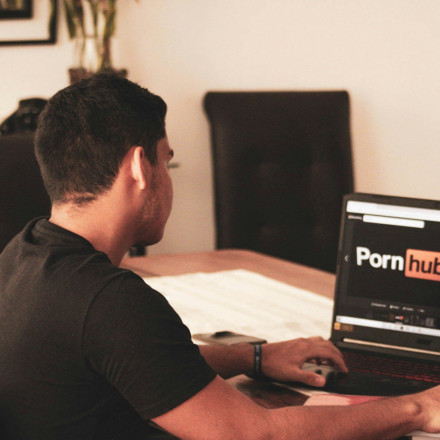 Στα ραντάρ της ΕΕ το Pornhub και άλλες δύο «πονηρές» ιστοσελίδες