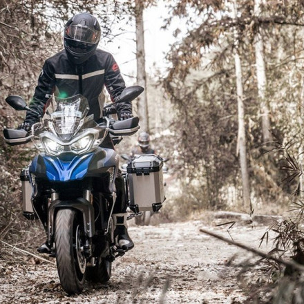 Στο Μανχάταν της ερήμου με την SRT 800X