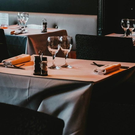 Σας χρέωσαν το κουβέρ; Πού να το καταγγείλετε - Καμπάνα 500 € για τους παραβάτες