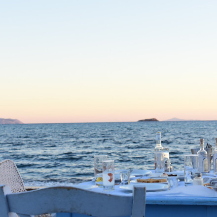 «Κερνάει ούζο» προς τιμήν της Ελλάδας ο Economist