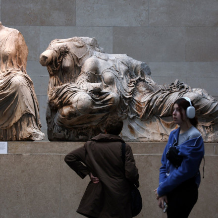 Guardian: «Άνοιγμα» Μενδώνη για ελληνικούς «θησαυρούς» αν επιστραφούν τα Γλυπτά