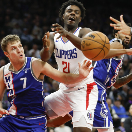 NBA: Επιστροφή στις νίκες οι Κινγκς, έπαιξε μισή περίοδο ο Βεζένκοφ