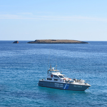Καταδίωξη στην Κω: Το Λιμενικό ακινητοποίησε ταχύπλοο με διακινητές μεταναστών
