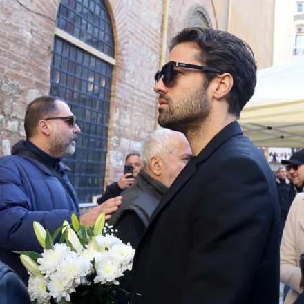 Βασίλης Καρράς: Οι επώνυμοι φίλοι του που έδωσαν το παρών στο λαϊκό προσκύνημα