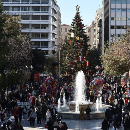 Χριστούγεννα στην Αθήνα: Καρέ καρέ η κίνηση σε Σύνταγμα και Ερμού