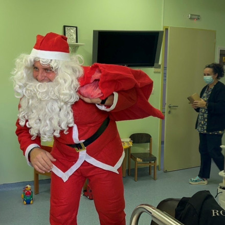 Κρήτη: «Ιπτάμενοι» Άγιοι Βασίληδες μοίρασαν δώρα και χαμόγελα σε ασθενείς