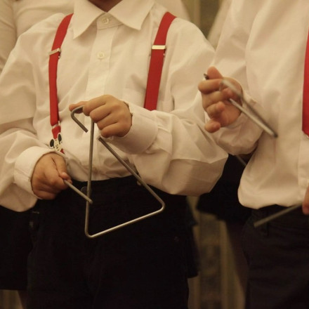 Χτύπησε μαθητή που έλεγε τα κάλαντα γιατί...χτυπούσαν τα κουδούνια με τα τρίγωνα