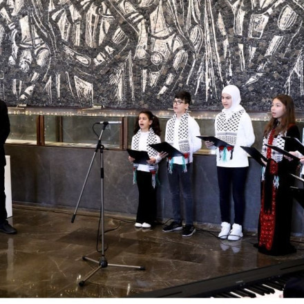 Τα κάλαντα στον Κουτσoύμπα από την παιδική χορωδία Παλαιστινίων της Ελλάδας