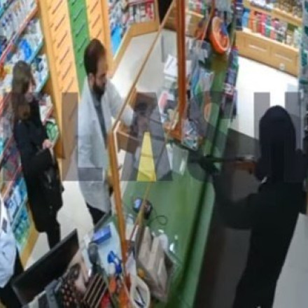 Βίντεο - ντοκουμέντο: Ανήλικος ληστεύει φαρμακείο υπό την απειλή όπλου