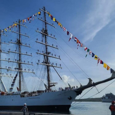 BAP Union: Το εντυπωσιακό ιστιοφόρο από το Περού υποδέχεται το 2024 στον Πειραιά