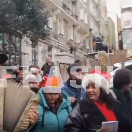 Συγκίνηση στους δρόμους της Πόλης - Μαθητές του Ζωγραφείου έψαλλαν τα κάλαντα