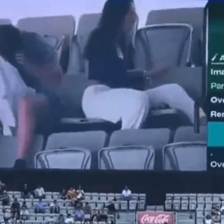 Έκαναν τσακωτό ζευγάρι που ερωτοτροπούσε στο γήπεδο-Εμφανίστηκε στη γιγαντοοθόνη