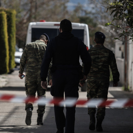 Άλιμος: Οπλοστάσιο με χειροβομβίδες και πιστόλια βρέθηκαν σε σπίτι 93χρονου