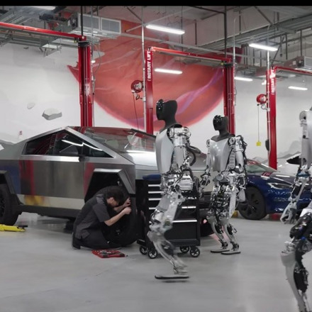 Ρομπότ της Tesla… επιτέθηκε σε μηχανικό