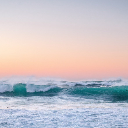 Καλιφόρνια: Σοκαριστικά βίντεο με τεράστια κύματα να  παρασέρνουν περαστικούς