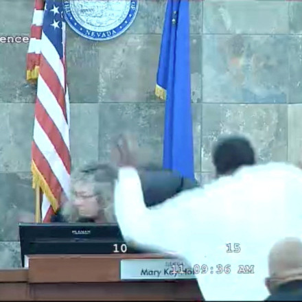 Χαμός σε δικαστήριο του Λας Βέγκας: Κατηγορούμενος ορμάει πάνω στη δικαστή