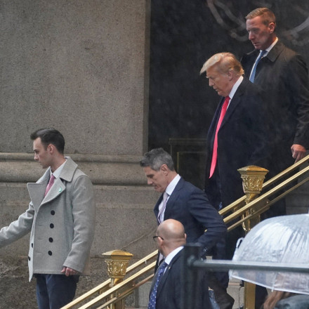 Τραμπ: Με αυτοκινητοπομπή στο δικαστήριο-Εξετάζεται το αίτημα για ποινική ασυλία