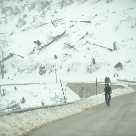 Στα «λευκά» η Πάρνηθα - Έπεσαν τα πρώτα χιόνια στην Αττική, διακοπή κυκλοφορίας