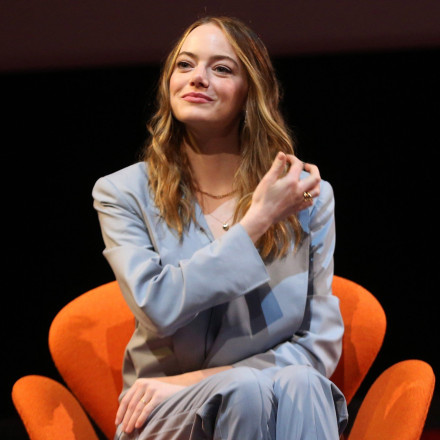 Η Έμα Στόουν ξεσπά σε κλάματα όταν νεαρός φαν της εξέφρασε το θαυμασμό του