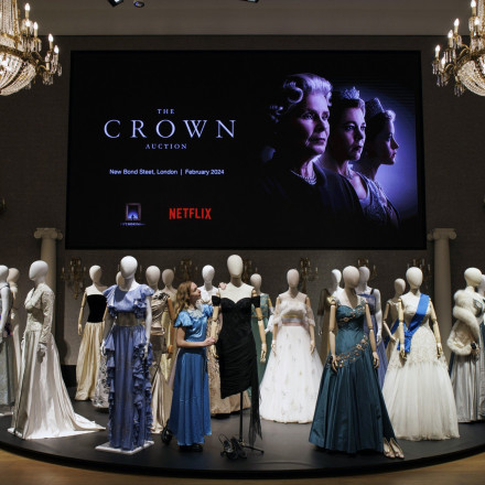 The Crown: Έκθεση 450 αντικειμένων πριν τη δημοπρασία τους για 1 εκατ. λίρες