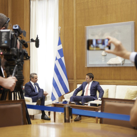 Γαϊτανάκι διαψεύσεων για τον «υπουργό Κασσελάκη» και χτυπήματα κάτω από τη ζώνη