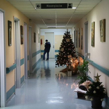 Ο κορονοϊός καλπάζει και επαναφέρει απαγόρευση επισκεπτηρίου σε νοσοκομεία