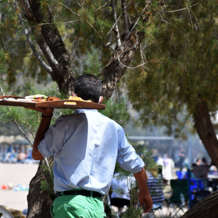 ΠΟΕΕΤ: «Πρωτόγνωρες καταγγελίες για το δώρο Χριστουγέννων στην εστίαση»