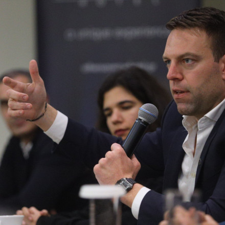 Πυρά Κασσελάκη κατά της κυβέρνησης - Αδιαφορεί για τις υψηλές τιμές του γάλακτος