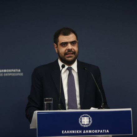 Κυβέρνηση: «Δεν παρεμβαίνουμε και δεν εμπλεκόμαστε σε αποφάσεις διαιτητών»