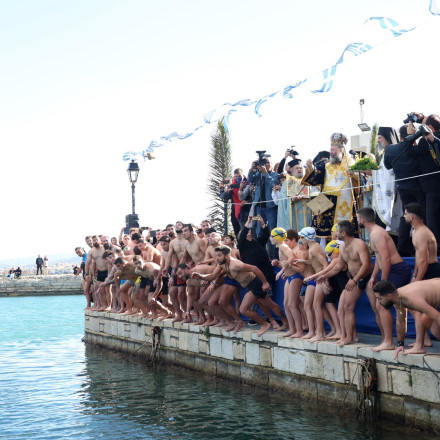 Θεοφάνεια: Νεαρός έπιασε τον σταυρό και ζήτησε να πάρει ο ΠΑΟΚ το Conference