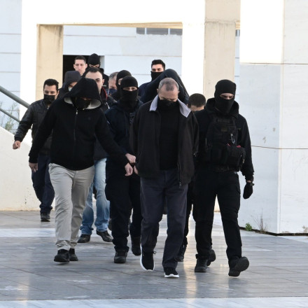 Δίκη 12χρονης: Κεκλεισμένων των θυρών η διαδικασία - Επίθεση της μάνας στον Μίχο