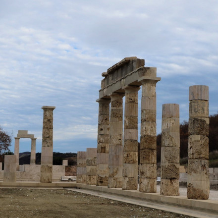 Εγκαίνια στον «Παρθενώνα της Μακεδονίας» όπου στέφθηκε βασιλιάς ο Μεγαλέξανδρος