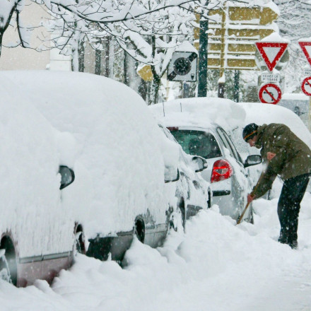 Χάος στη Γαλλία από το ψύχος – Εκατοντάδες οχήματα εγκλωβίστηκαν από το χιόνι