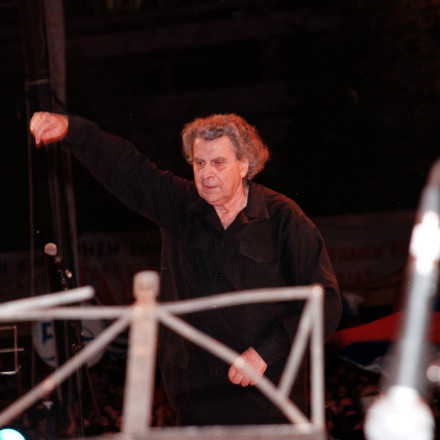 Όταν ο Μίκης Θεοδωράκης συνέθεσε τη «Ρωμιοσύνη» επειδή τον είπαν «Βούλγαρο»