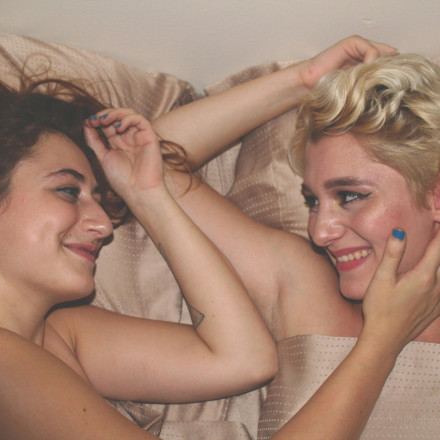 Αγαπώ το αγόρι μου, αλλά φαντασιώνομαι ότι βρίσκομαι με γυναίκα -Ειδικός απαντά