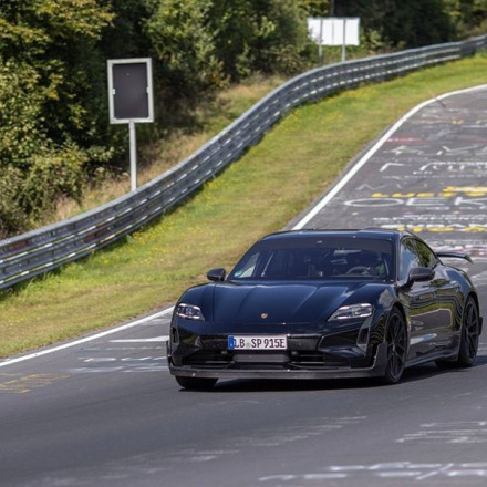 H Porsche διαλύει το ρεκόρ της Tesla στο Nurburgring