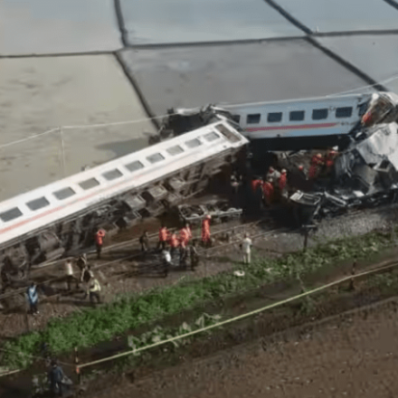 Τρεις νεκροί και δεκάδες τραυματίες σε σύγκρουση τρένων στην Ινδονησία