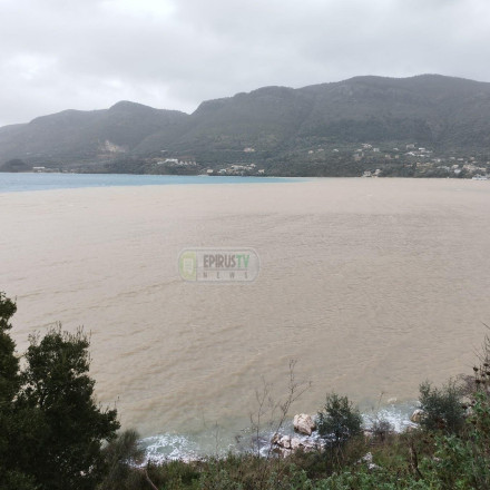Άλλαξε χρώμα η θάλασσα στην Πλαταριά Θεσπρωτίας