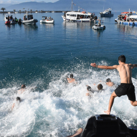 Θεοφάνεια: Viral η... «σικέ» ρίψη Σταυρού στη Μυτιλήνη - Τι πήγε στραβά