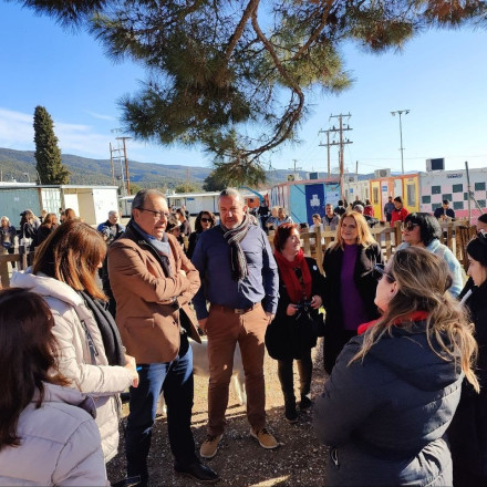 Σε δομή προσφύγων ο Φάμελλος- «Η πρόοδος φαίνεται στις δομές φιλοξενίας»