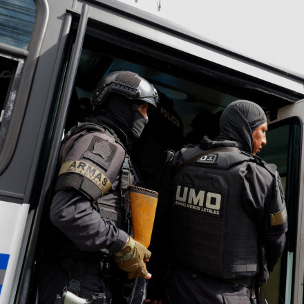 Ισημερινός: Χάος σε τηλεοπτικό σταθμό με εισβολή ενόπλων- Απαγωγές αστυνομικών