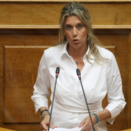 Καραμανλή για γάμο ομόφυλων ζευγαριών: «Έχω κόκκινες γραμμές, θα το καταψηφίσω»