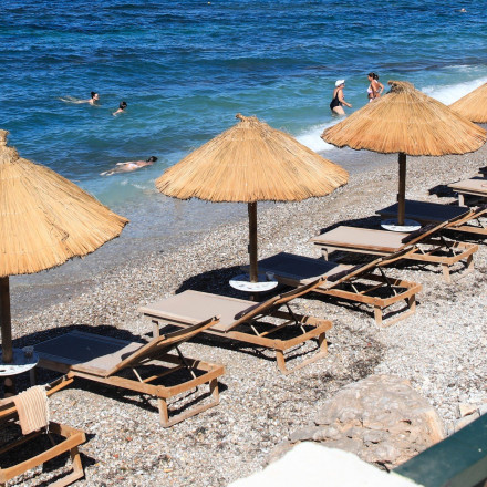 Η μισή παραλία υποχρεωτικά ελεύθερη - Πλαφόν σε ομπρέλες και ξαπλώστρες