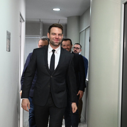 Κασσελάκης για ακρίβεια: «Δεν είναι εισαγόμενη, είναι του Μητσοτάκη»