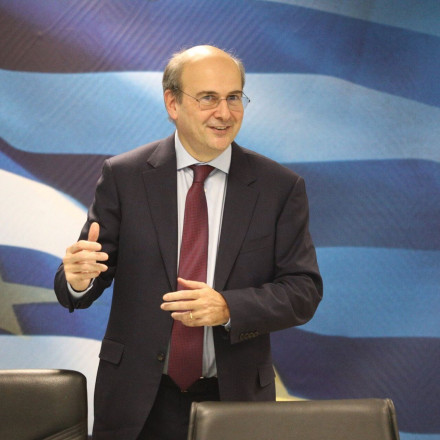 «Πάμε όλοι μαζί σε μια παραλία»:Τι είπε ο Χατζηδάκης για τον αιγιαλό στο Τικ Τοκ
