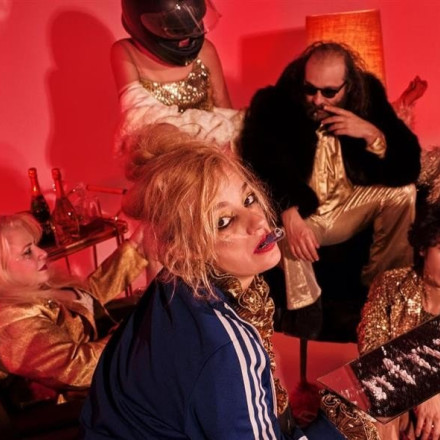 «Και λέγε λέγε»: Η νέα παράσταση της Λένας Κιτσοπούλου στο θέατρο