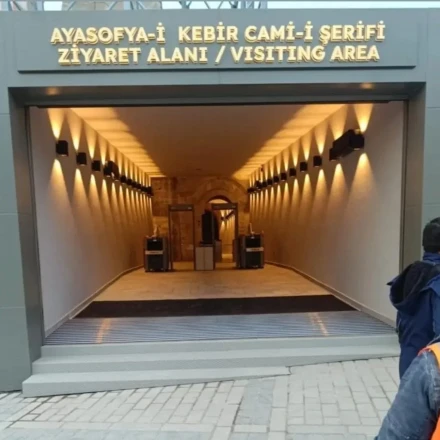 Αγία Σοφία: Οργή για την πύλη των τουριστών - «Θυμίζει γκαραζόπορτα...»