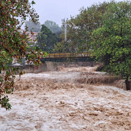 Συναγερμός στην Ηλεία: Αγνοούνται επιβάτες ΙΧ που παρασύρθηκε από χείμαρρο